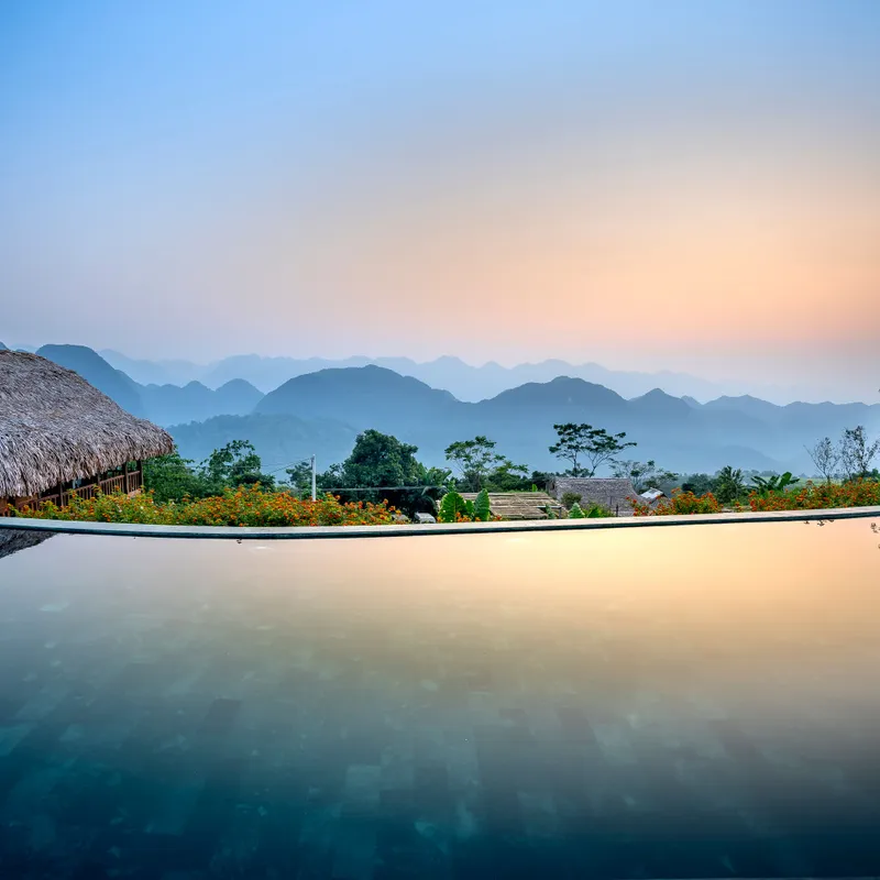 Infinity pool bij schemering — sereniteit en luxe bij Aureon